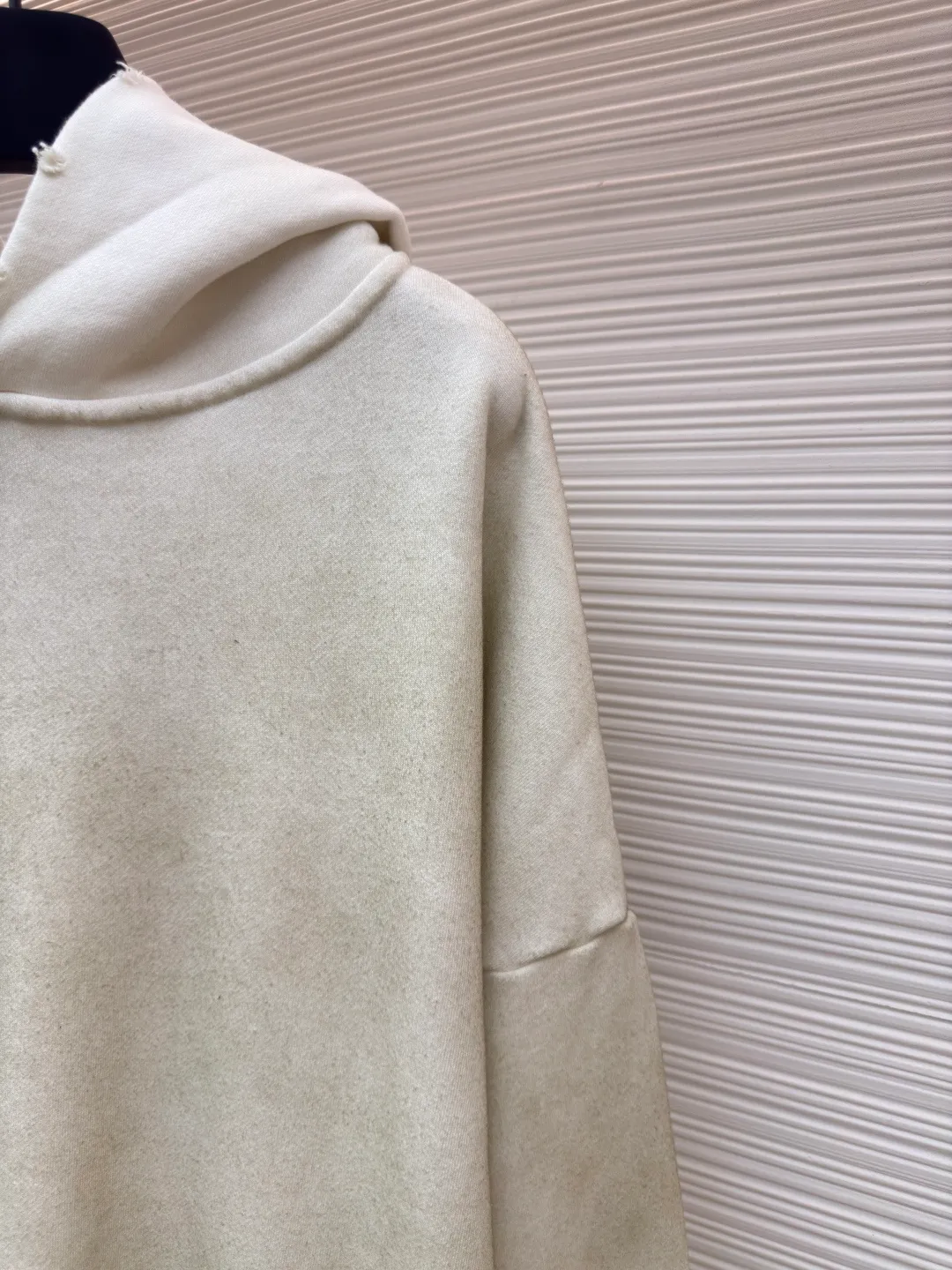 Acne Studios 1996 distressed printed hooded sweatshirt ●Authentic product: purchased and developed for 2299 ●Item number: 1680615-A85 ●Fabric: pure cotton fabric ●Technology: printing production ●Version: loose fit ●Weight: about 890 grams ●Size: S-M-L-XL ●Description: The fabric is made of custom-made pure cotton, washed with distressed and dirty gradient techniques, printed on the back, and the overall wiring is straight and delicate. The fabric is comfortable and soft, with consistent colors and no color difference. It can be matched with the same style to create a fashionable look and control various occasions. Customized accessories, complete with three standards, same style for men and women!